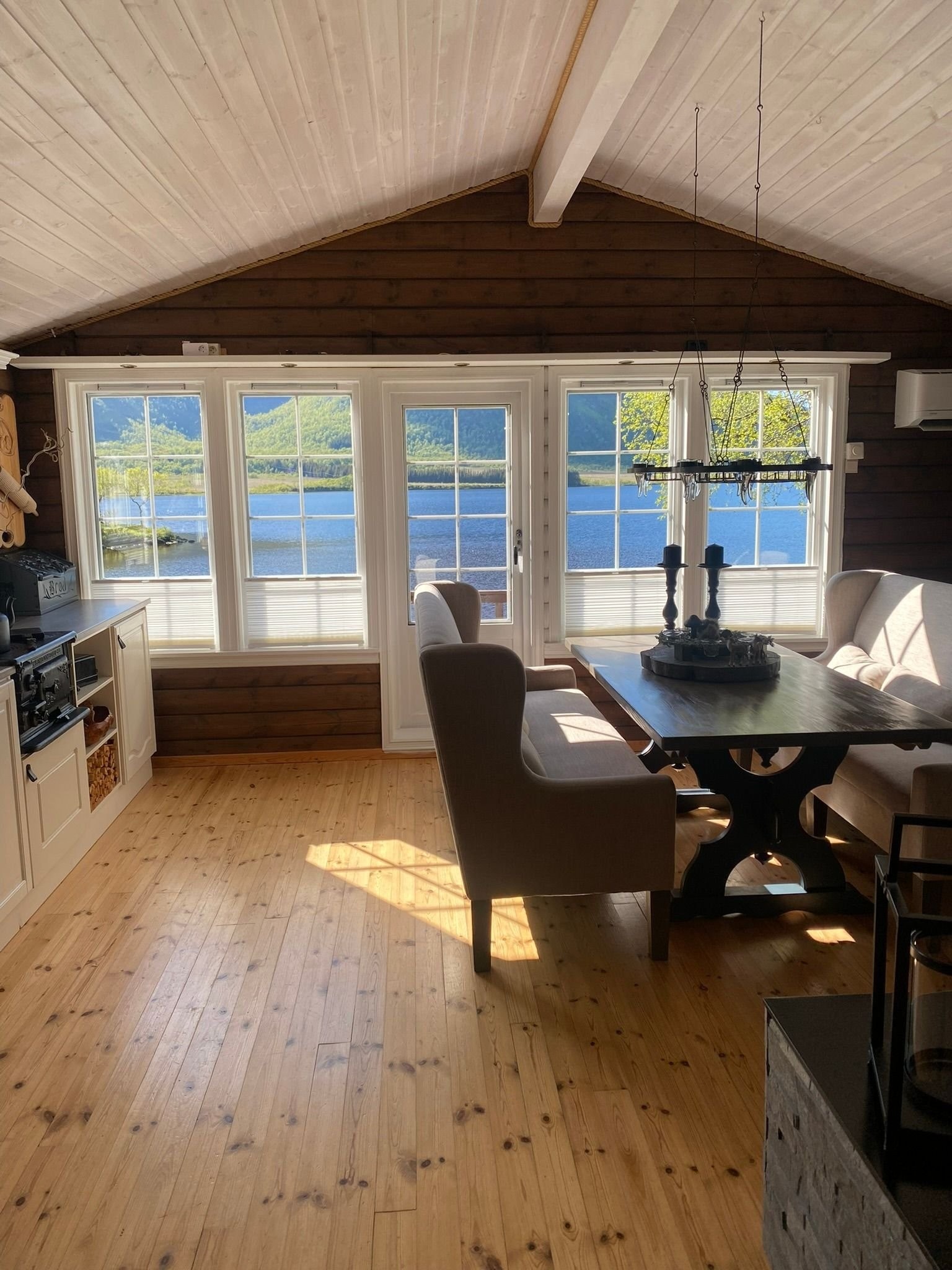 Spisestue med utsikt over grunnvannet. Galleribilde