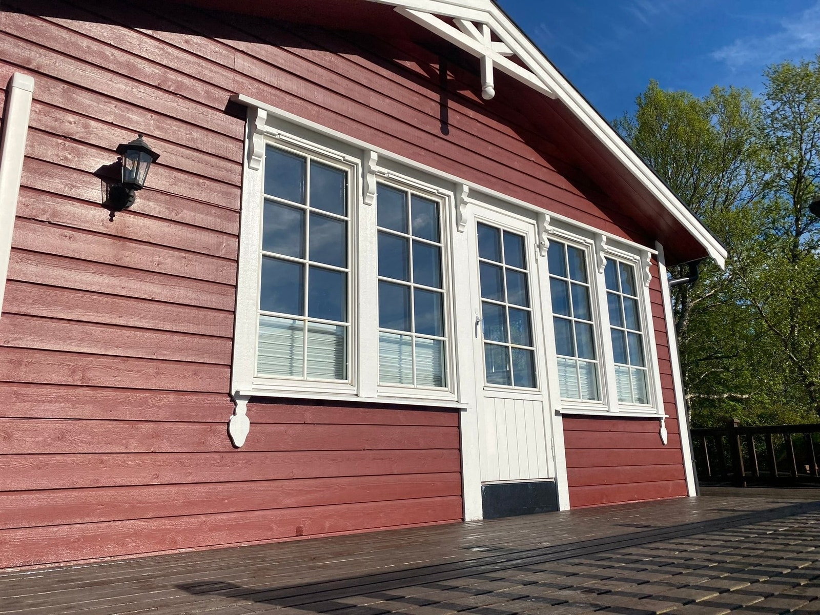 Verandadør med vindu mot spisestue sett utenfra. Galleribilde