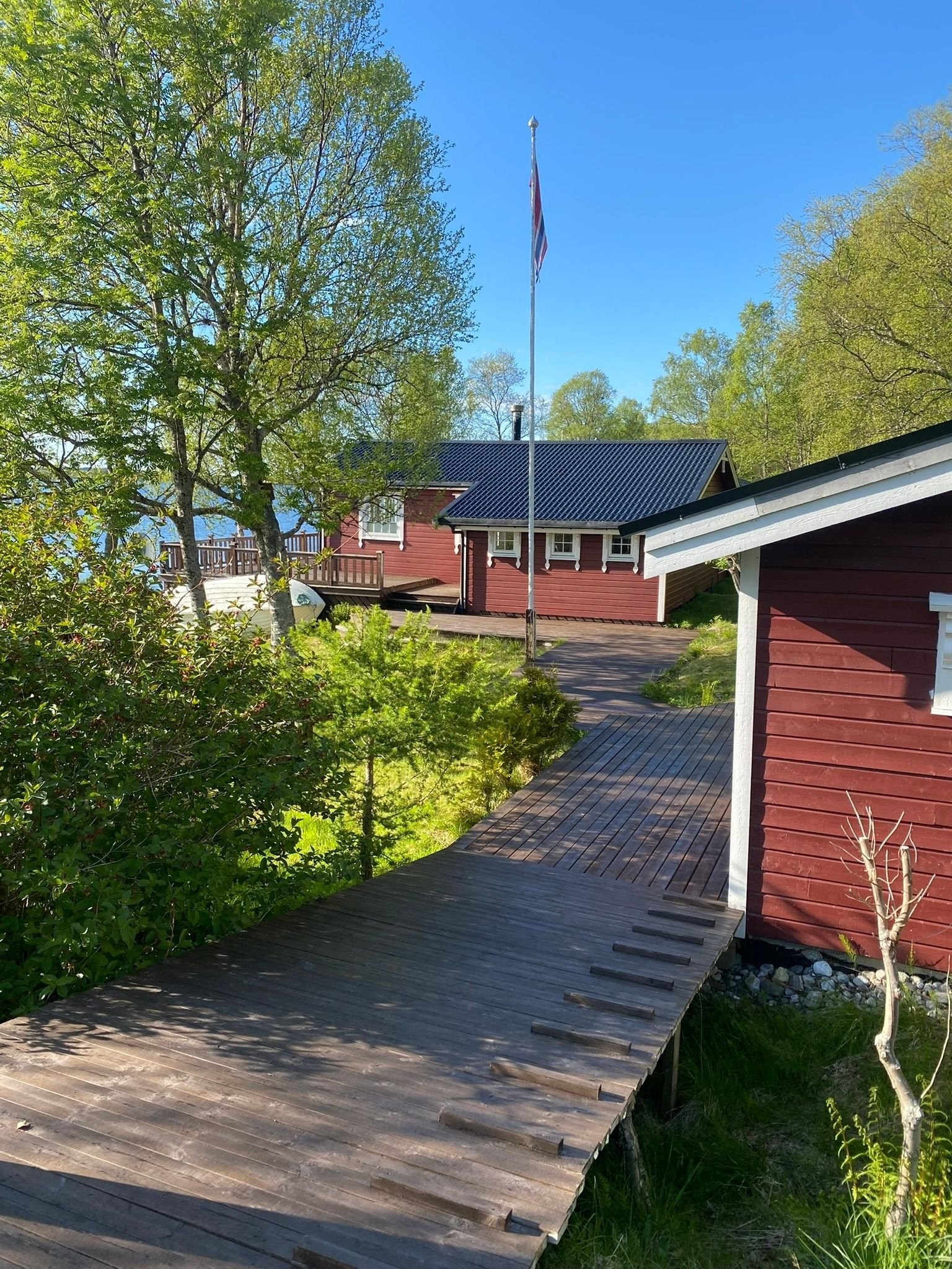 Hytte sett fra parkeringsplass. Galleribilde