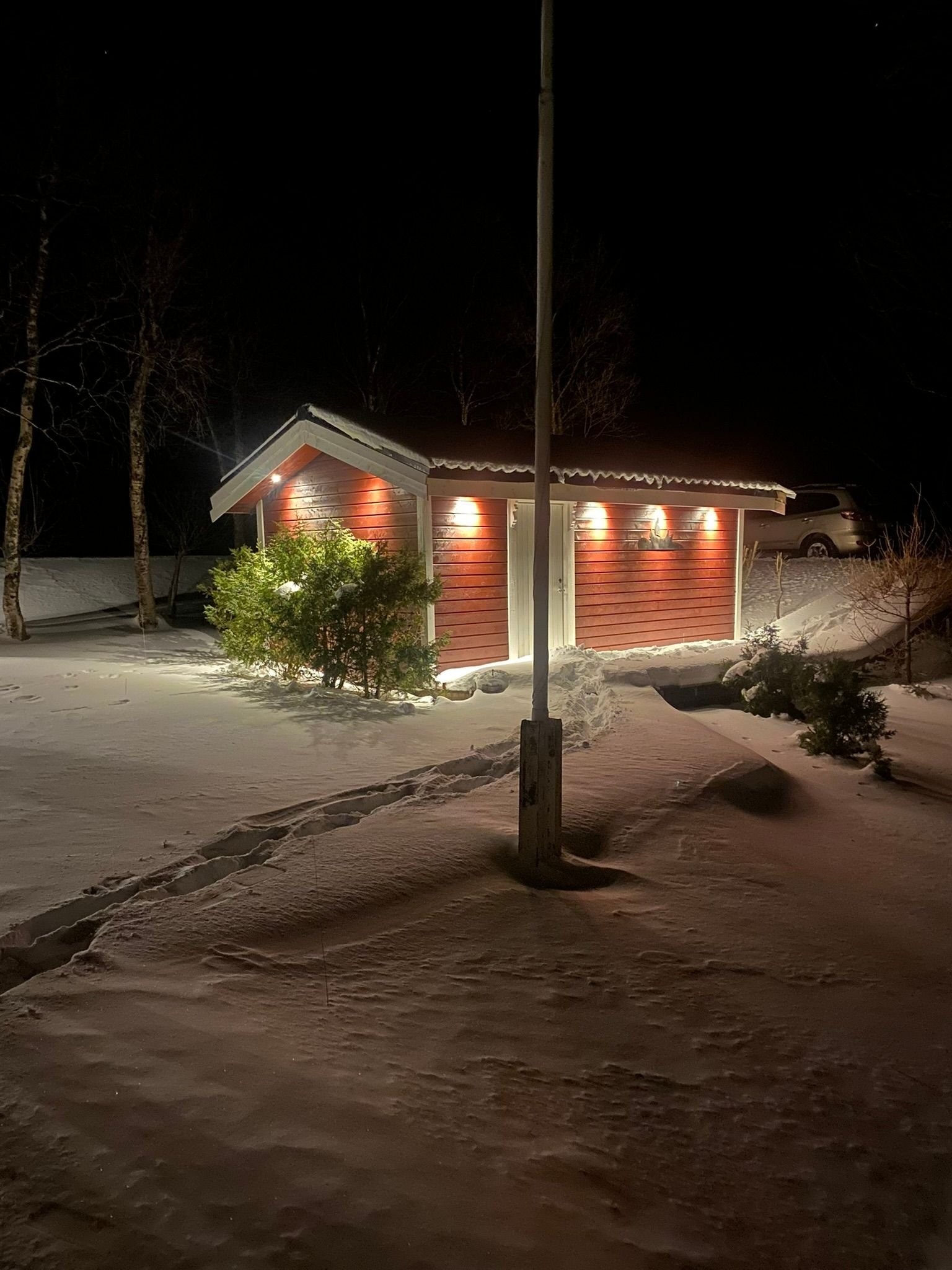 Stor redskapsbod med god utebelysning som lyser opp veien fra hytte til parkering. Galleribilde