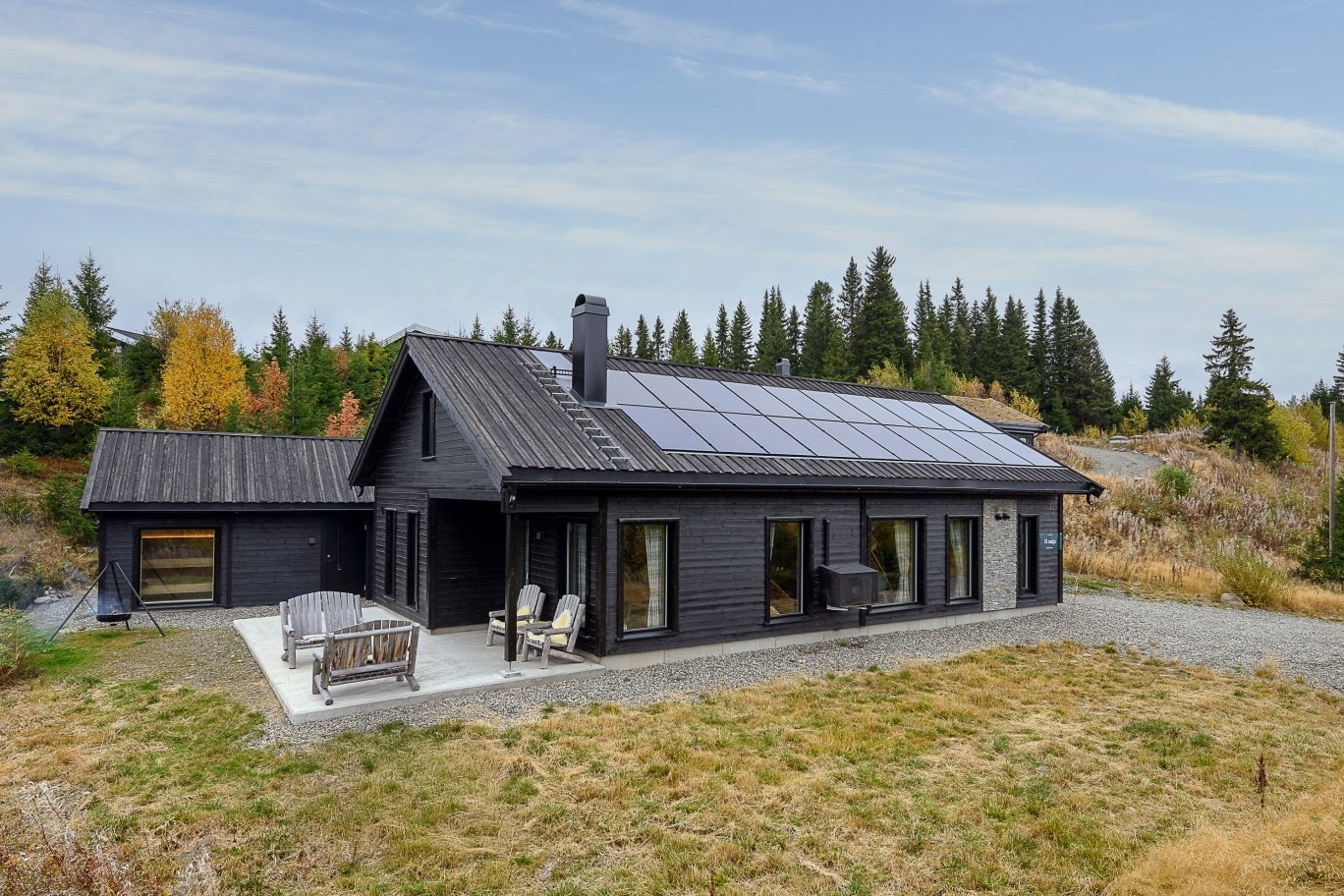 Hytta har solcellepanel på taket, som gir miljøvennlig og kostnadseffektiv energi. Galleribilde