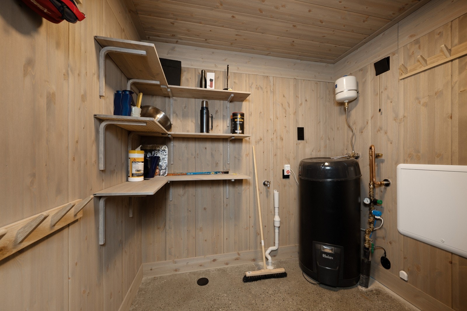 Teknisk rom/bod med opplegg for vaskemaskin. Galleribilde