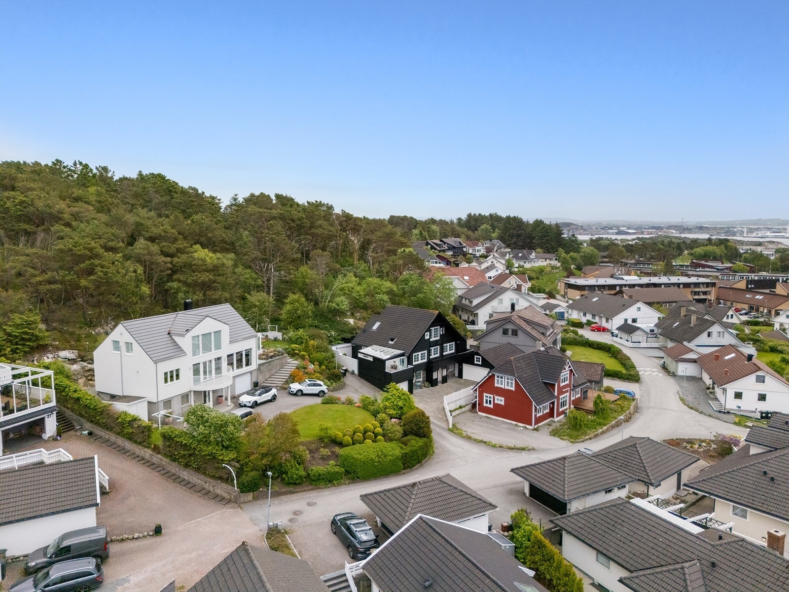 Nærområdet er barnevennlig med kort vei til både skoler og barnehager. Galleribilde