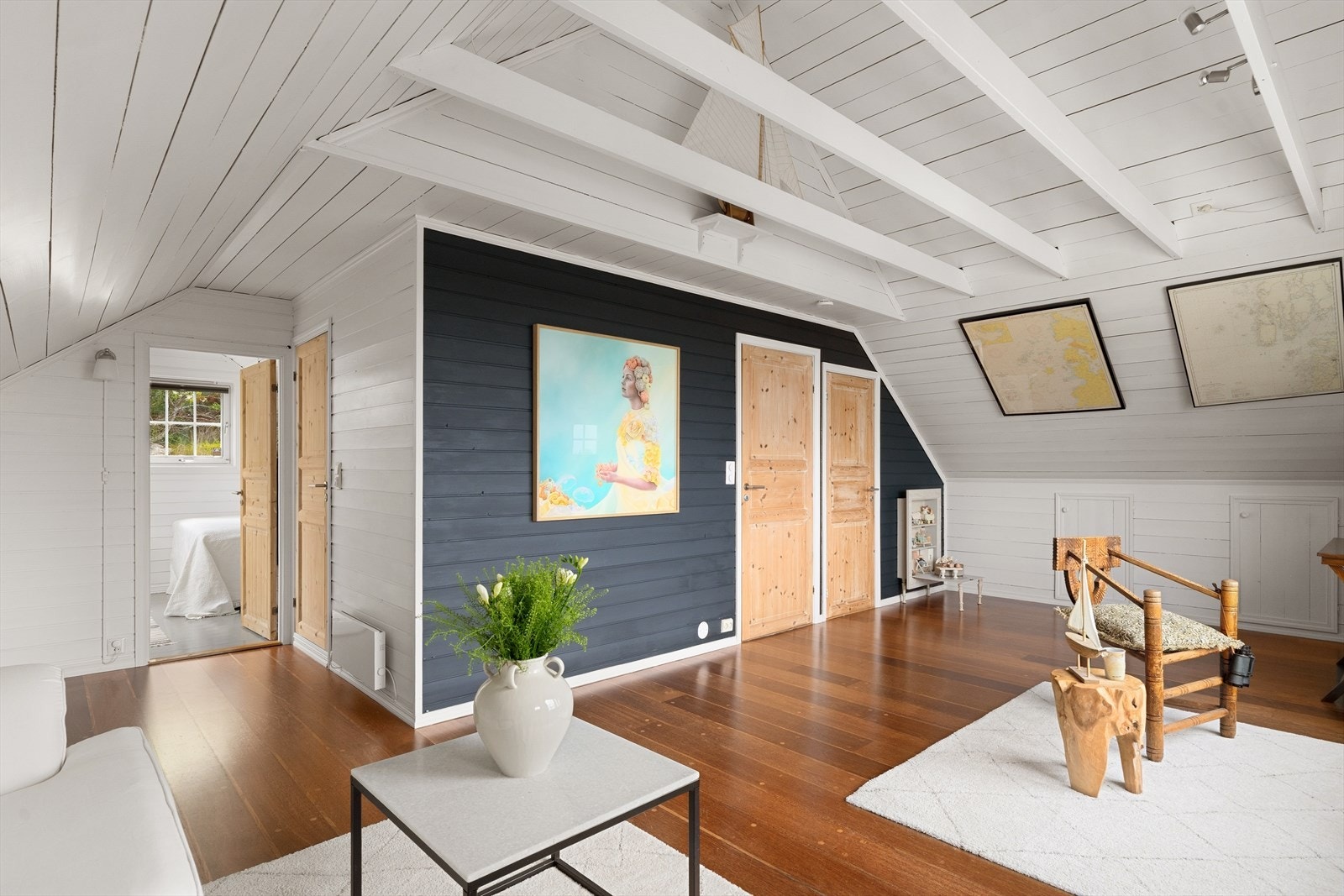 Loftstuen har tregulv og panelkledde vegger, noe som gir en lun og god romfølelse. (dukkehus/hylle som er montert på den blå veggen medfølger ikke i handelen ) Galleribilde