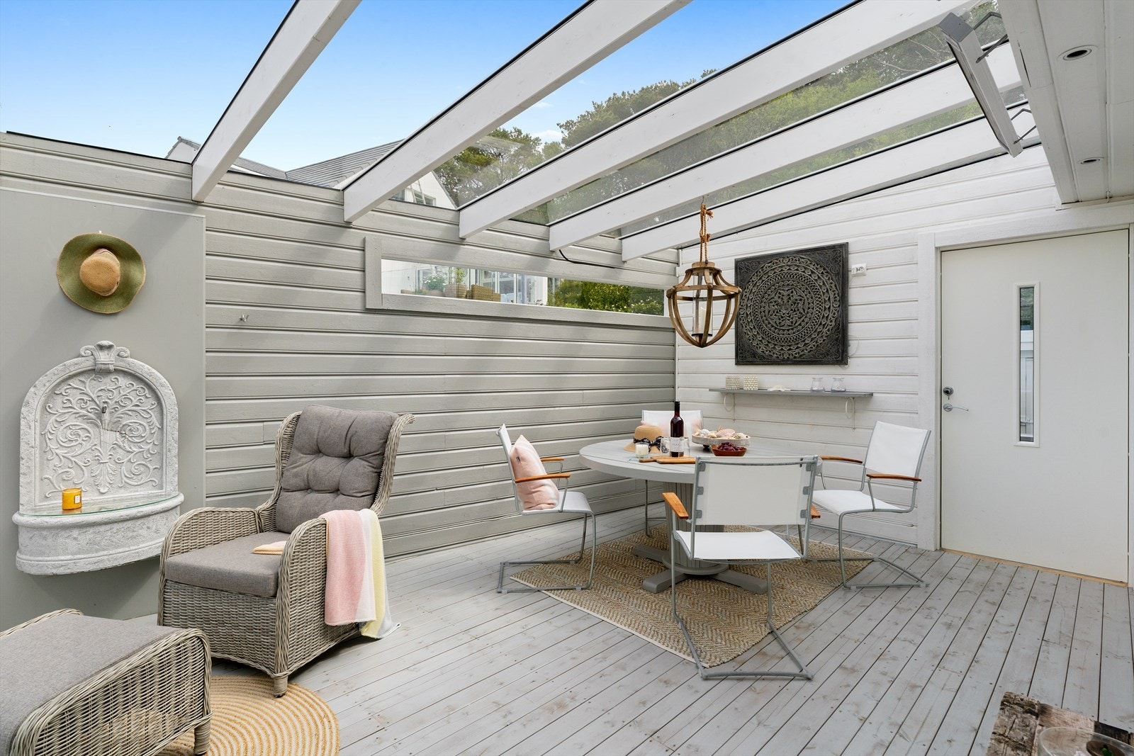 Den innglassede balkongen på 18 m² har god plass til både spisebord og en hyggelig sittegruppe. Galleribilde