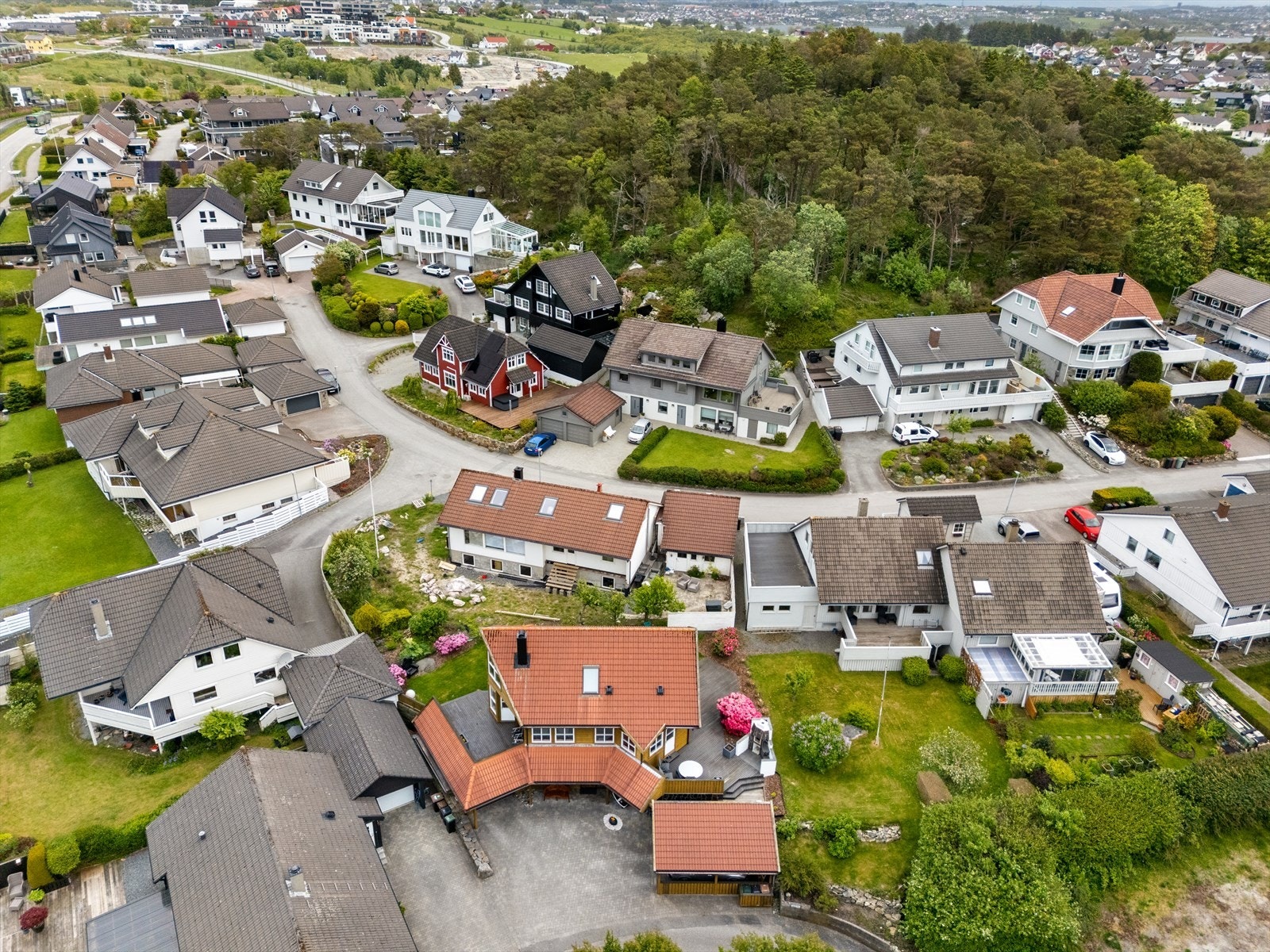 Boligen ligger i et veletablert boligområde med hovedsakelig eneboliger. Galleribilde
