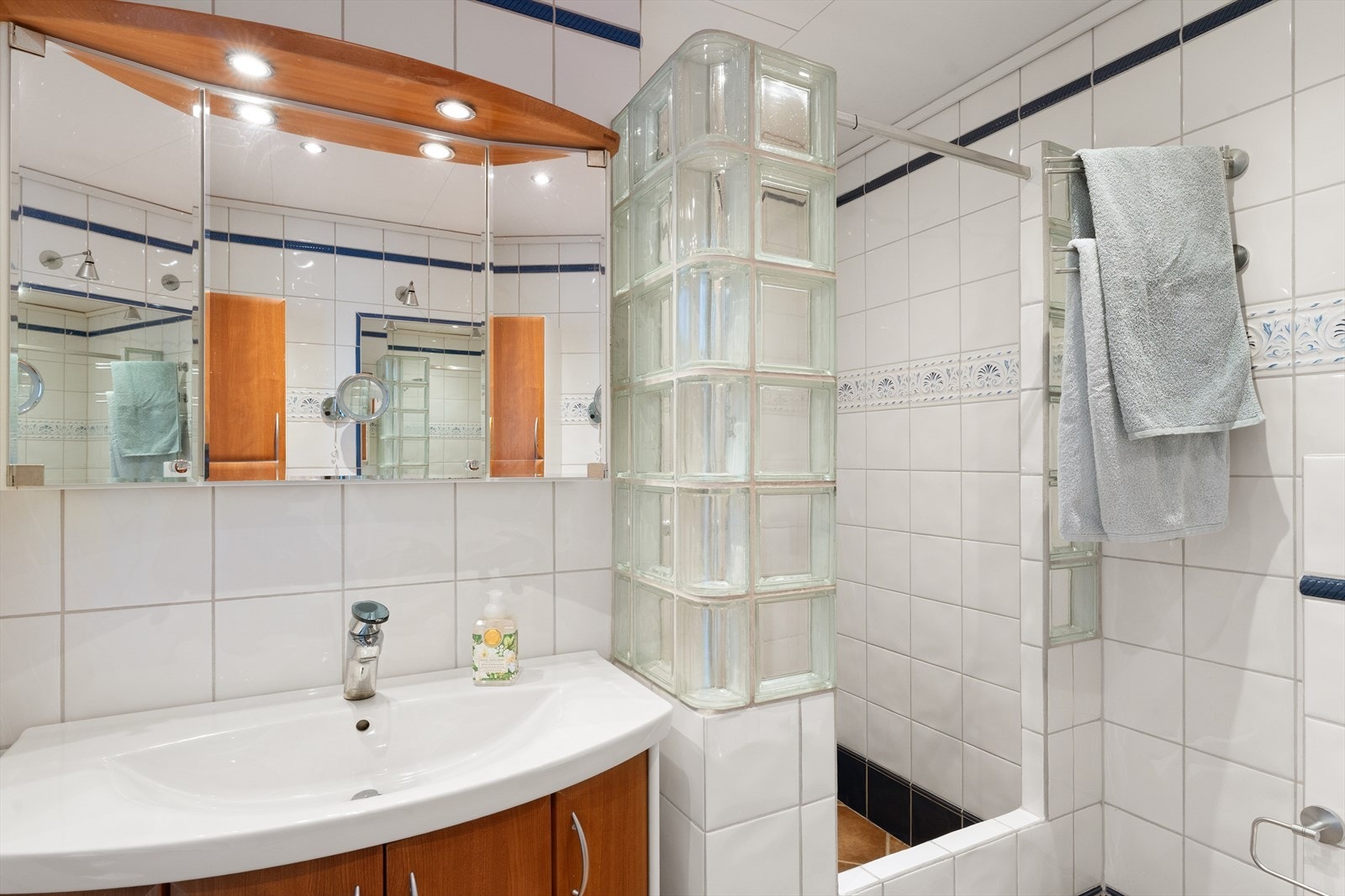 Badet i underetasjen ble rehabilitert i 2003 og har elektrisk varmekabel i gulvet. Galleribilde