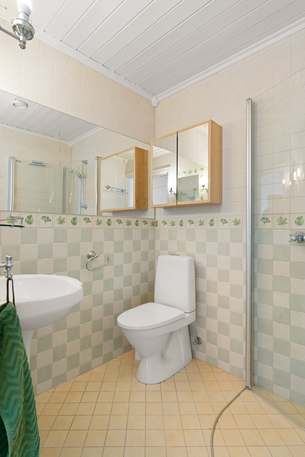 Badet på loftet er fra 2002 og har flislagt gulv med elektriske varmekabler. Galleribilde