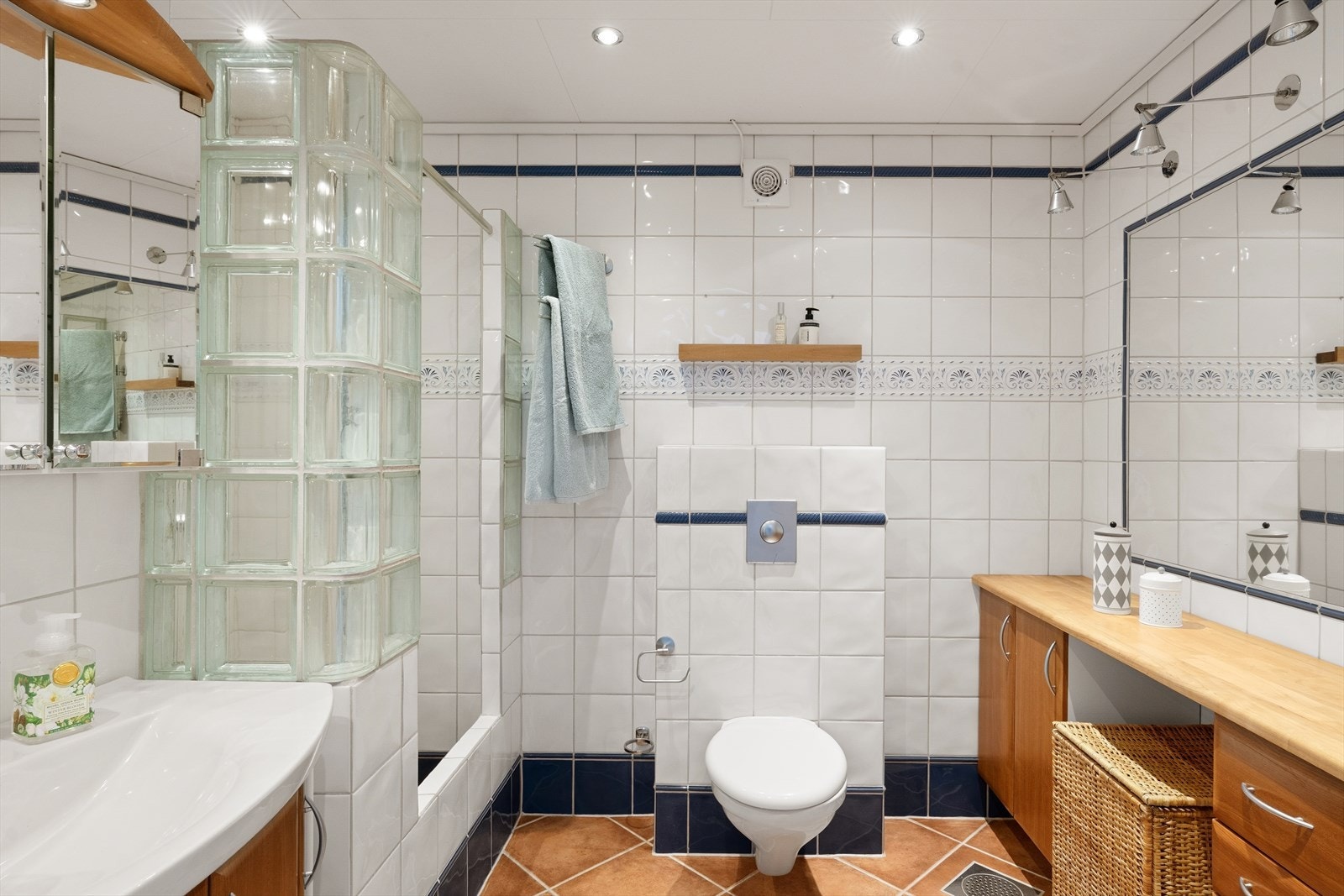 Badet er innredet med servant, toalett og dusjnisje. Galleribilde