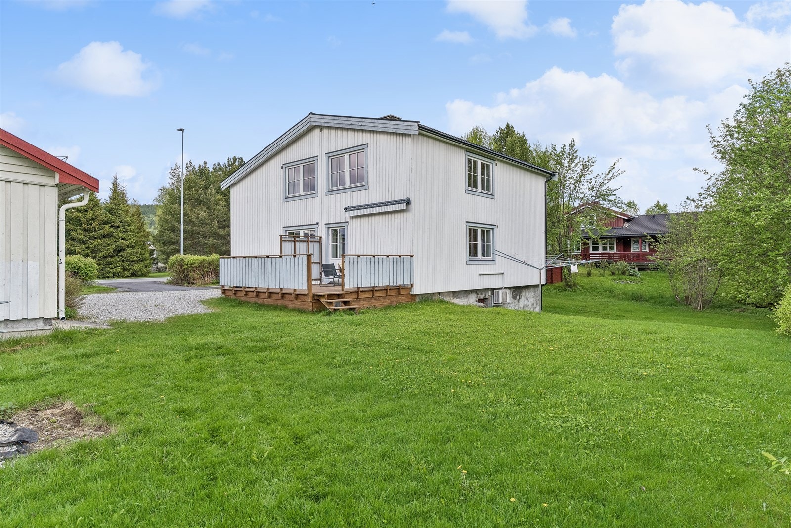 Enebolig med stor, eiet tomt og en familievennlig planløsning med fem soverom. Her ligger alt til rette for å skape sitt eget hjem. Galleribilde