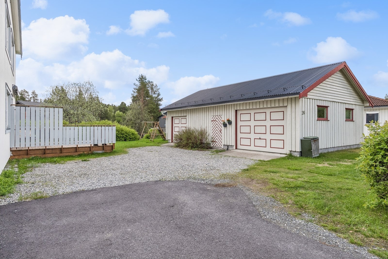 En romslig garasjebygning gir rikelig med plass for både biler og lagring. Galleribilde