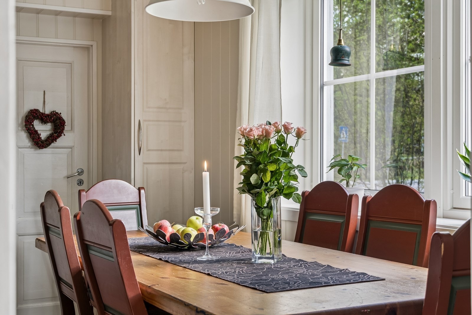 Et sosialt og praktisk rom for hverdagens måltider. Galleribilde