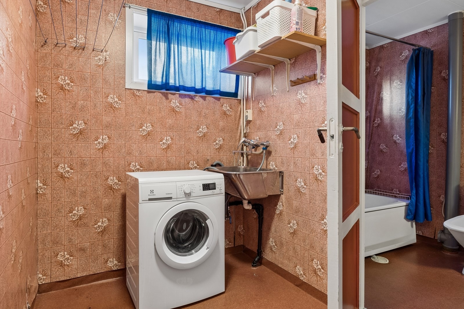 Praktisk vaskerom fra ca. 1983 med elektrisk gulvvarme, utslagsvask i stål og opplegg for vaskemaskin. Galleribilde