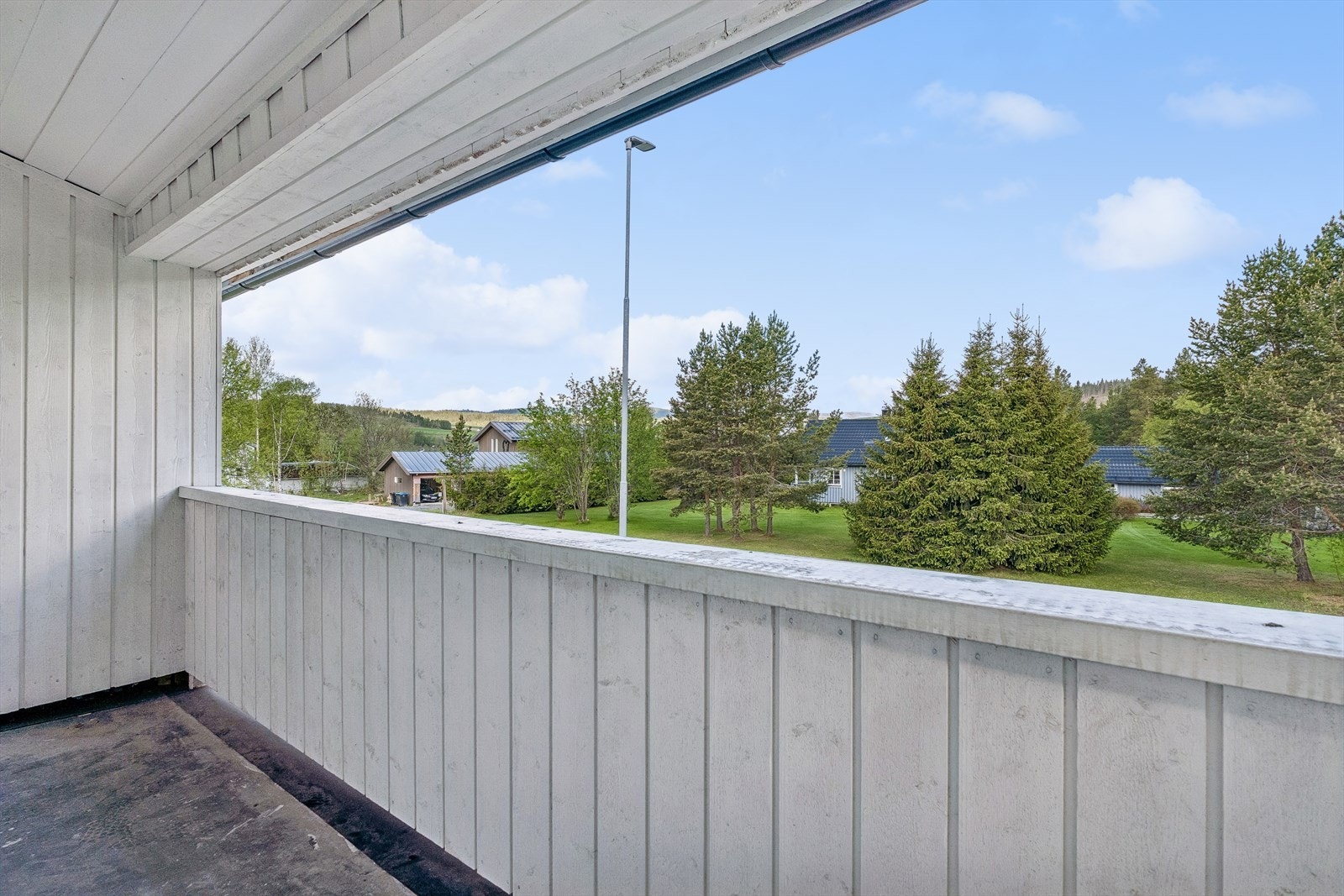 Fra gangen i andre etasje er det utgang til en veranda. Galleribilde