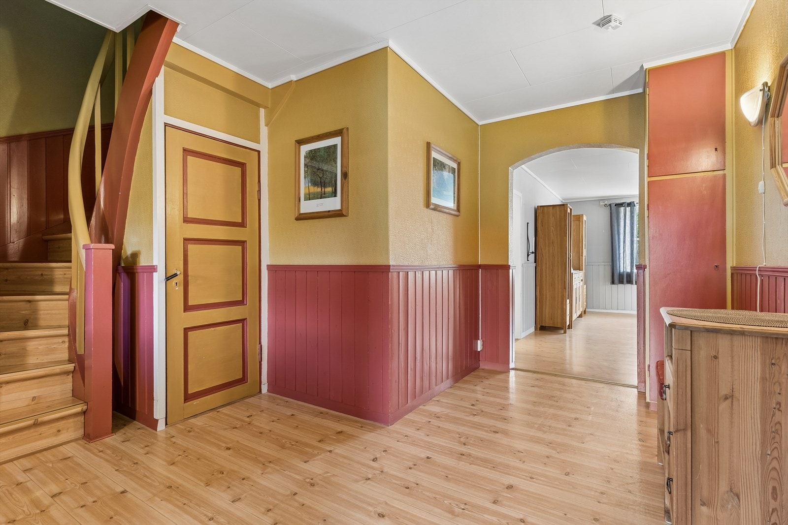 Romslig hall/gang som fordeler tilgangen til boligens første etasje og trappen til andre etasje. Galleribilde