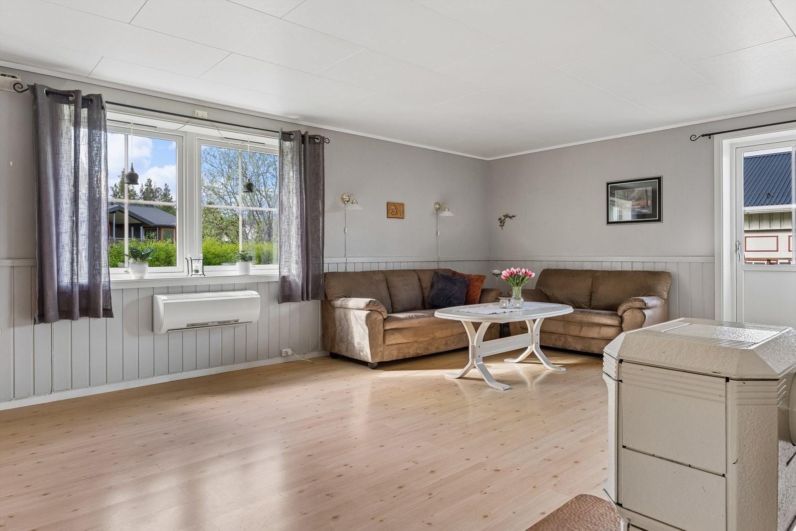 Stuen har god plass til sofagruppe. En luft-til-luft varmepumpe fra 2009 bidrar til oppvarmingen. Galleribilde