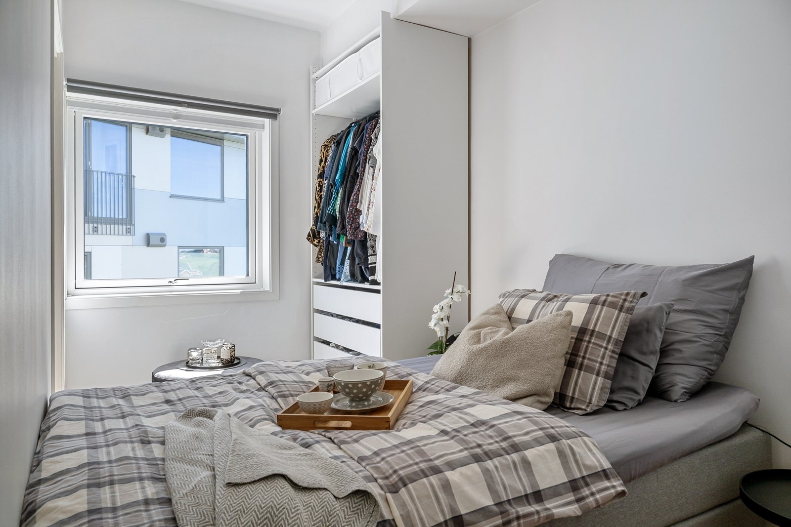 Hovedsoverommet har direkte adgang fra stuen via skyvedører på hver sin side, og har god plass til en dobbelseng. Galleribilde