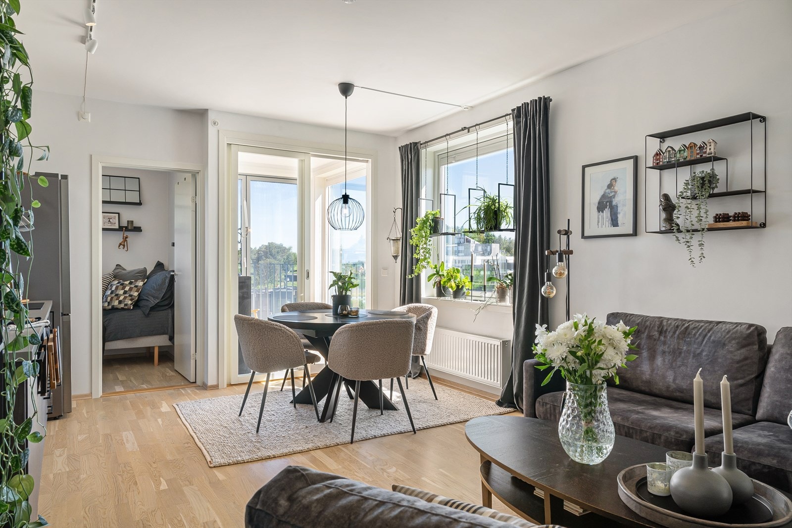 Stue/kjøkken har store vindusflater og den innglassede balkongen bidrar til godt lysinnslipp. Galleribilde