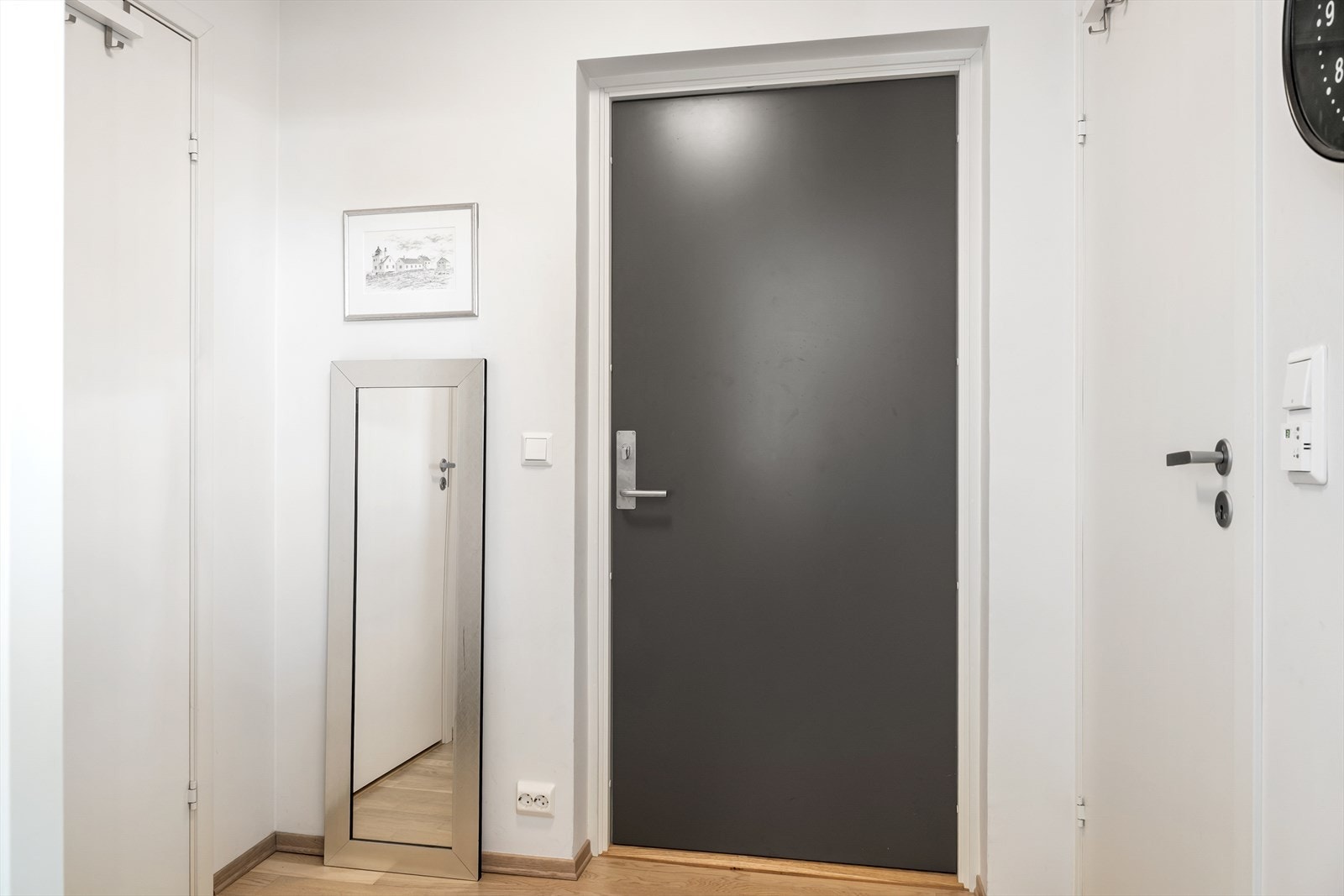 Ved inngangsdør har man mulighet for enkle entrémøbler, her kan gjester fint henge fra seg yttertøy! Galleribilde