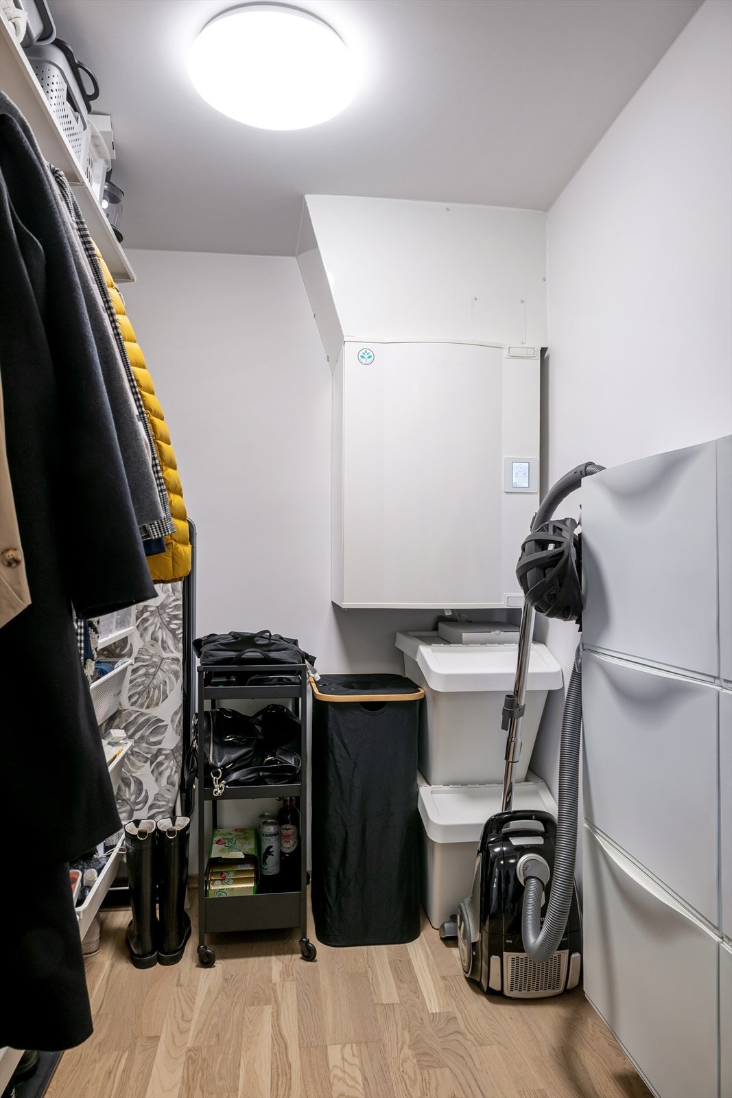 Praktisk bod ved entré, med god plass for oppbevaring av diverse. Det er mulig å møblere det som en forlengelse av gang ved å sette inn kommode og skap. Galleribilde