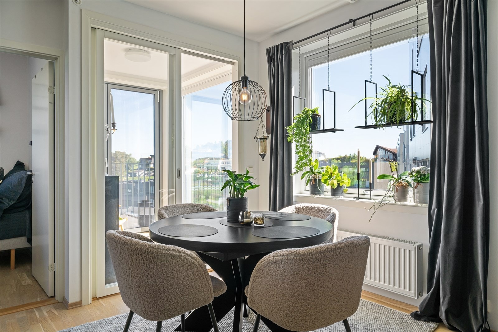 I stue/kjøkken er det radiator med vannbåren varme, som gir behagelig og effektiv oppvarming, samt bidrar til lavere strømforbruk. Galleribilde
