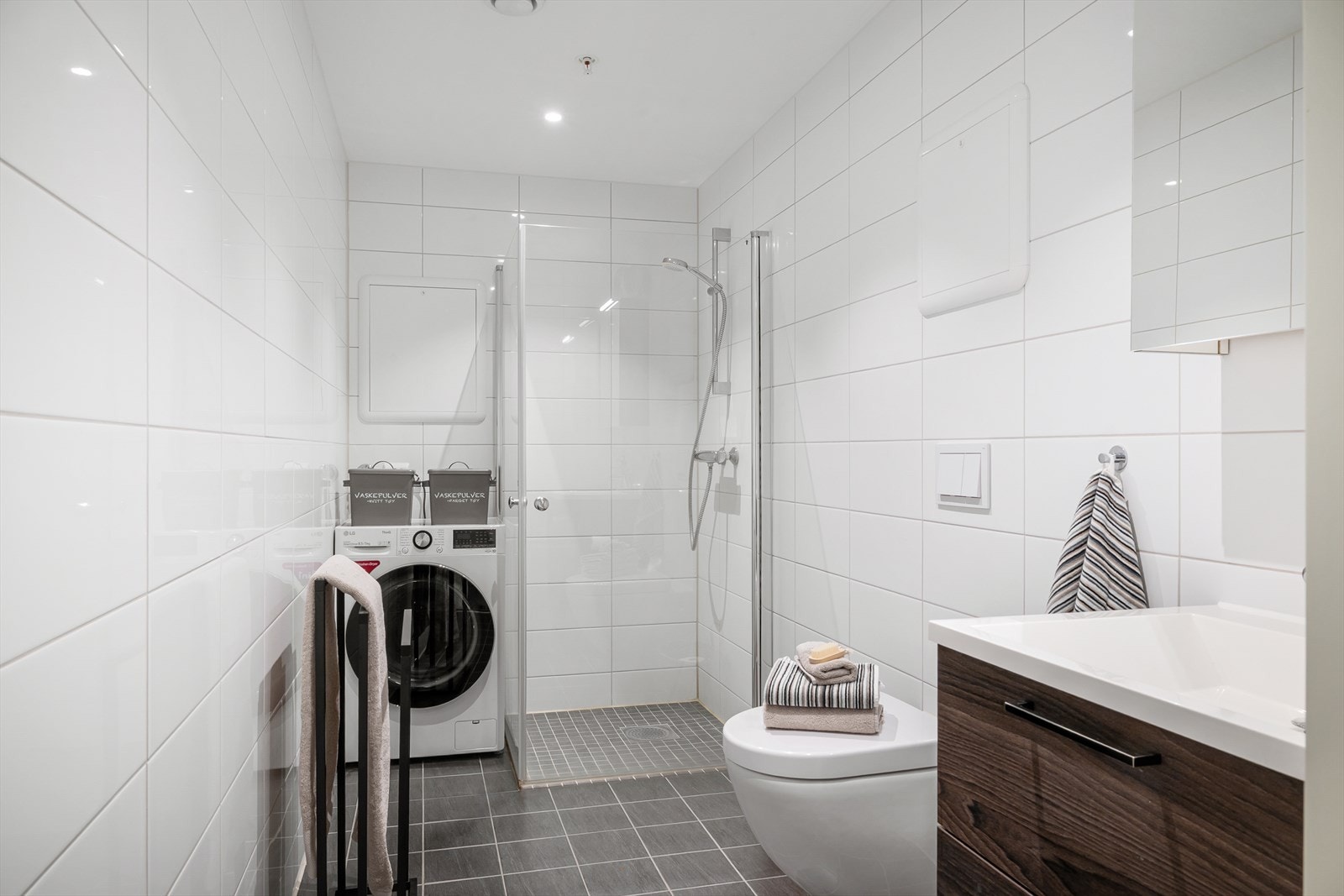 Badet er på 4,4m² med vannbåren varme i gulv. Galleribilde