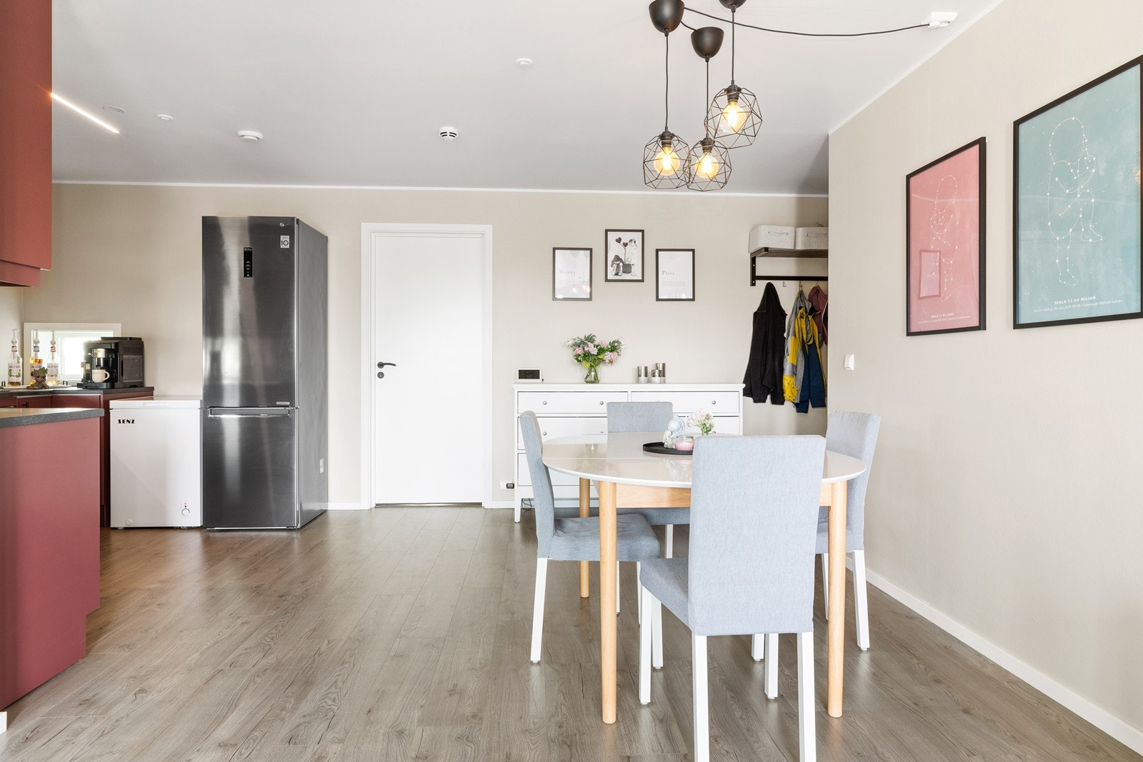 Bilde fra spiseplassen, her er det plass til store og små rundt spisebordet. Galleribilde