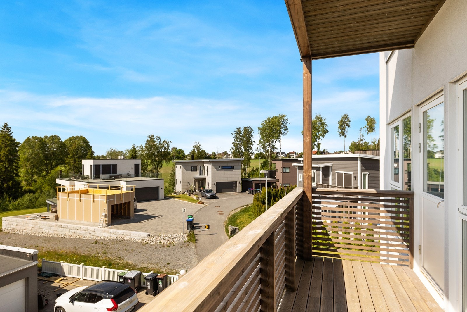 Vestvendt solrik terrasse. Galleribilde
