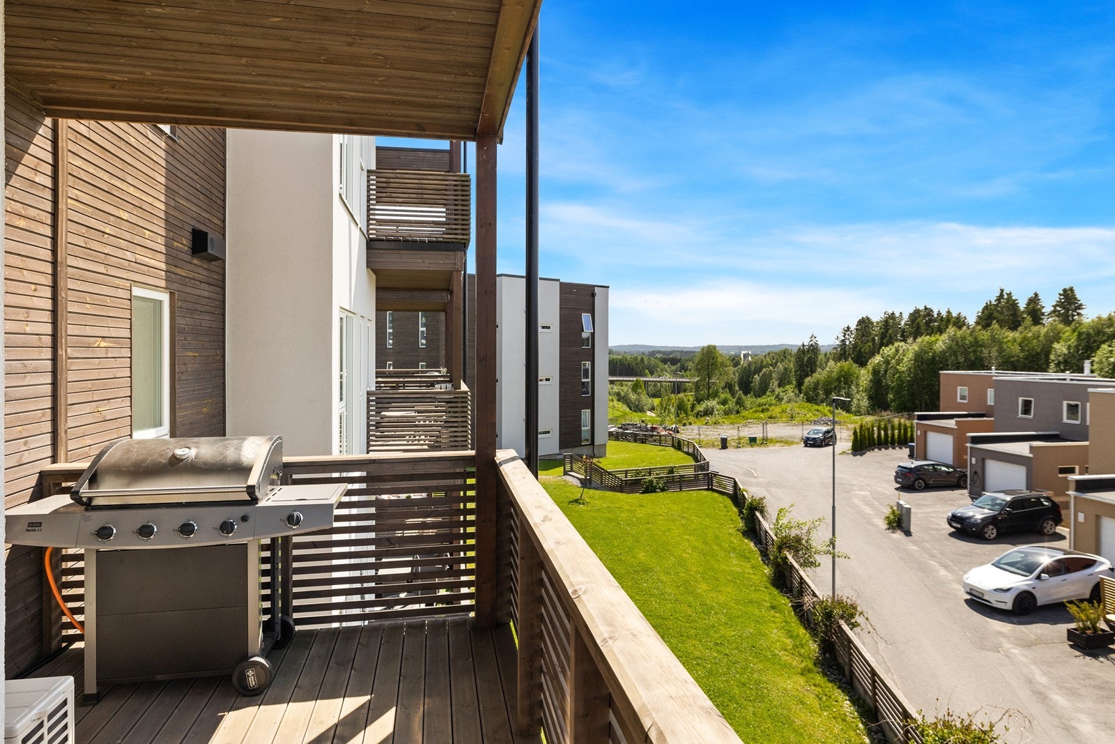 Bilde tatt fra terrassen, leiligheten er beliggende i 2.etg med fin utsikt. Galleribilde