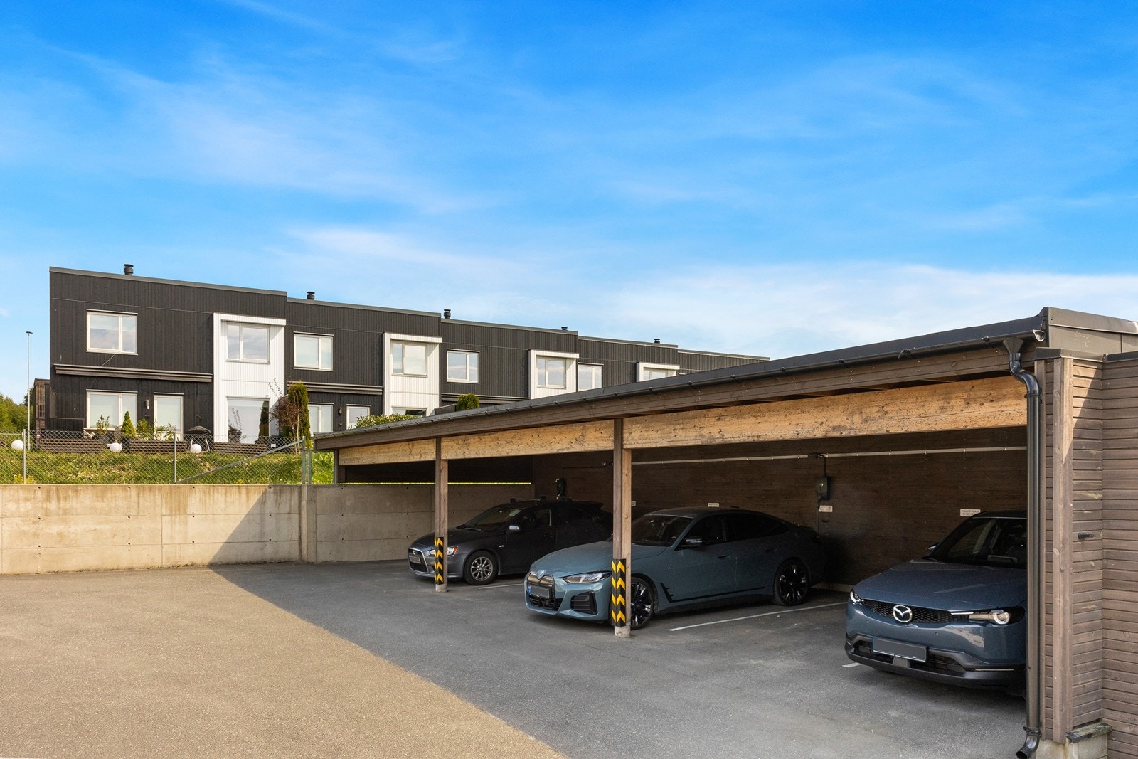 Ute, bilde fra Carport. Det er den øverste Carport plassen som medfølger leiligheten. Galleribilde