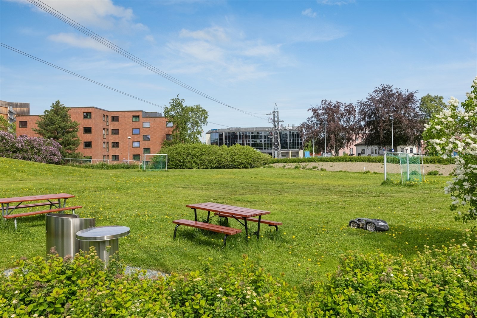 Fellesarealene er utstyrt med lekeapparater og sittegrupper til glede for beboerne. Galleribilde