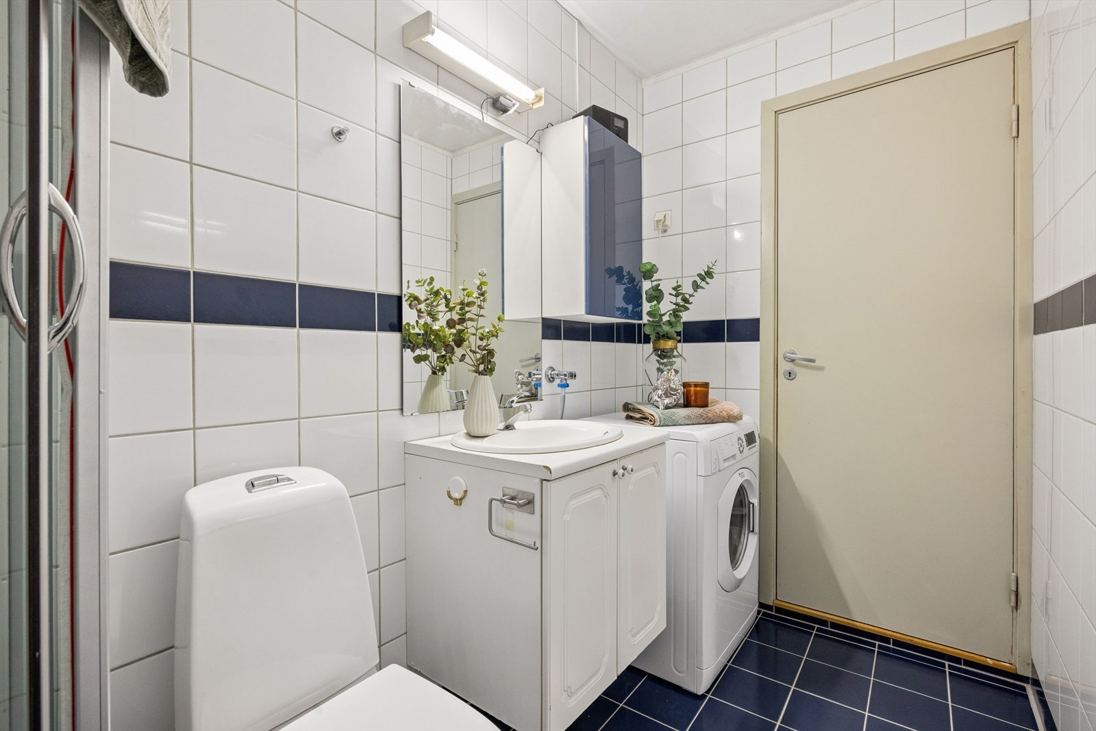 Badet har innredning med nedfelt servant og et toalett som ble skiftet ut i 2023. Galleribilde