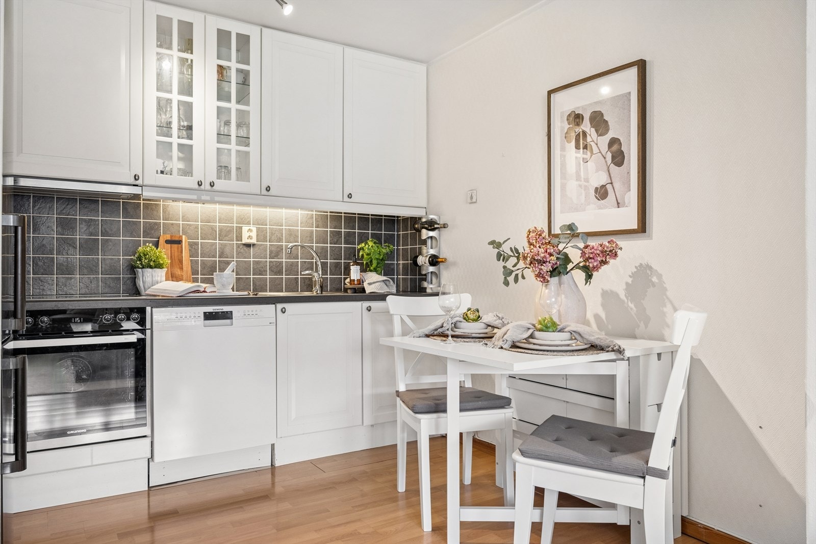 Kjøkkeninnredning fra Ikea har profilerte fronter og laminert benkeplate. Galleribilde