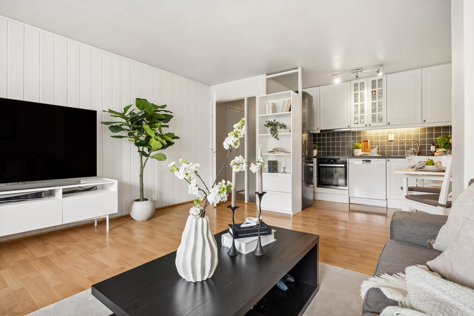 Stuen har god plass til både sofagruppe og TV-møblement. Galleribilde