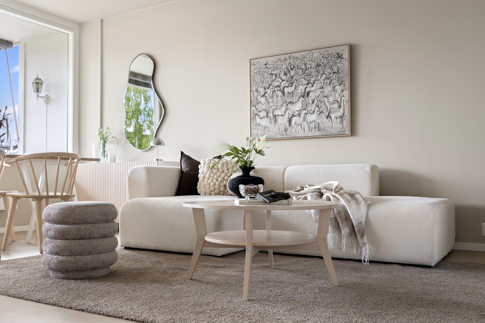 Moderne og lun stue med god plass til spiseplass, sofagruppe og TV-seksjon. Galleribilde