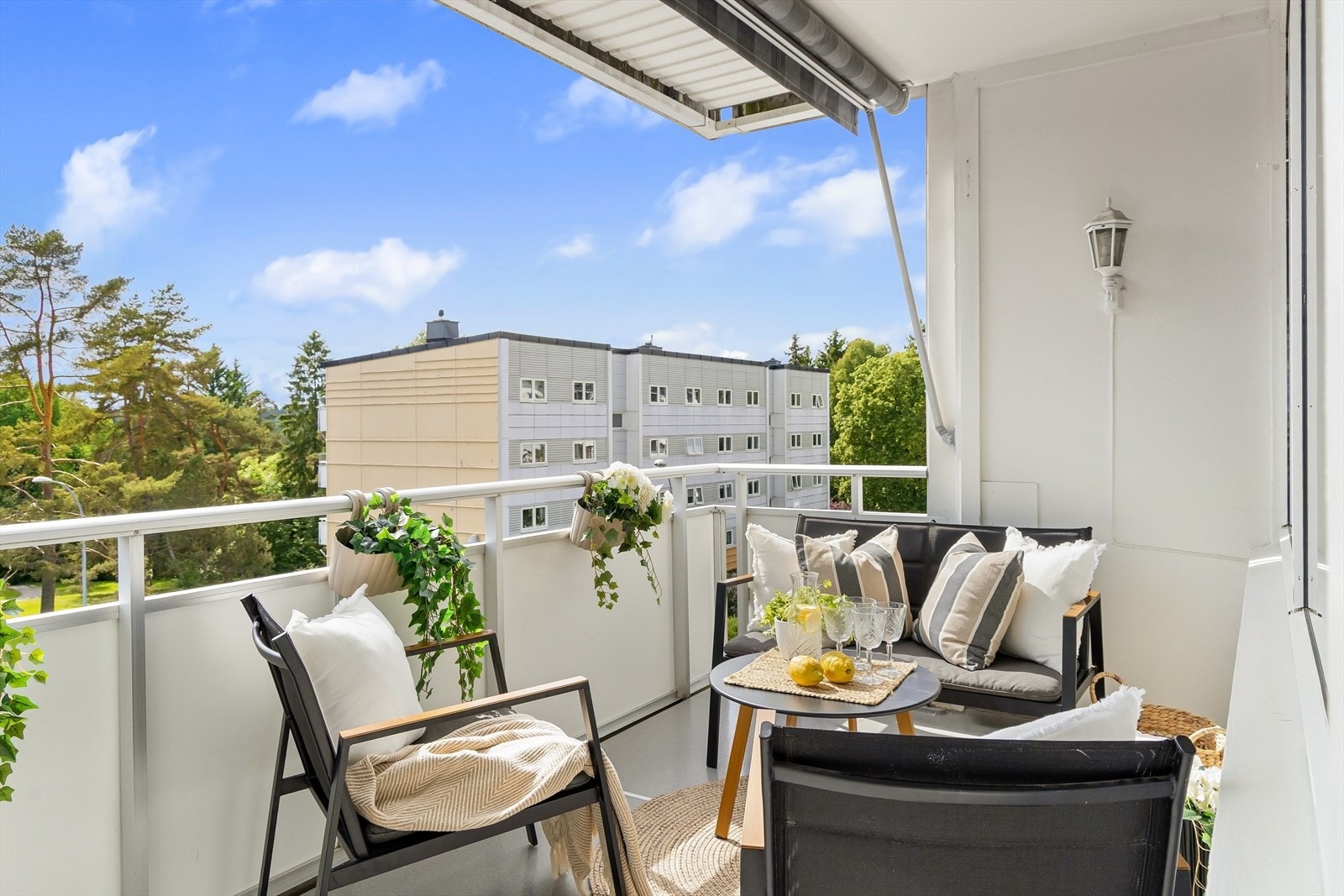 Utgang fra stue til en solrik og skjermet balkong på ca. 8 m². Galleribilde