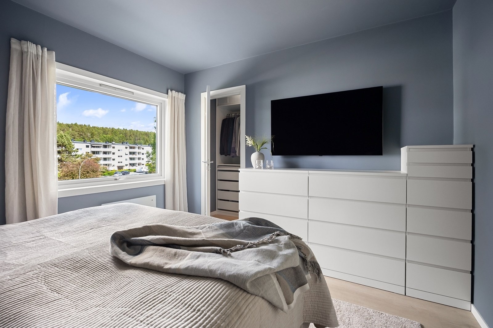 På rommet er det god plass til dobbeltseng, tilhørende nattbord og garderobeløsning. Galleribilde