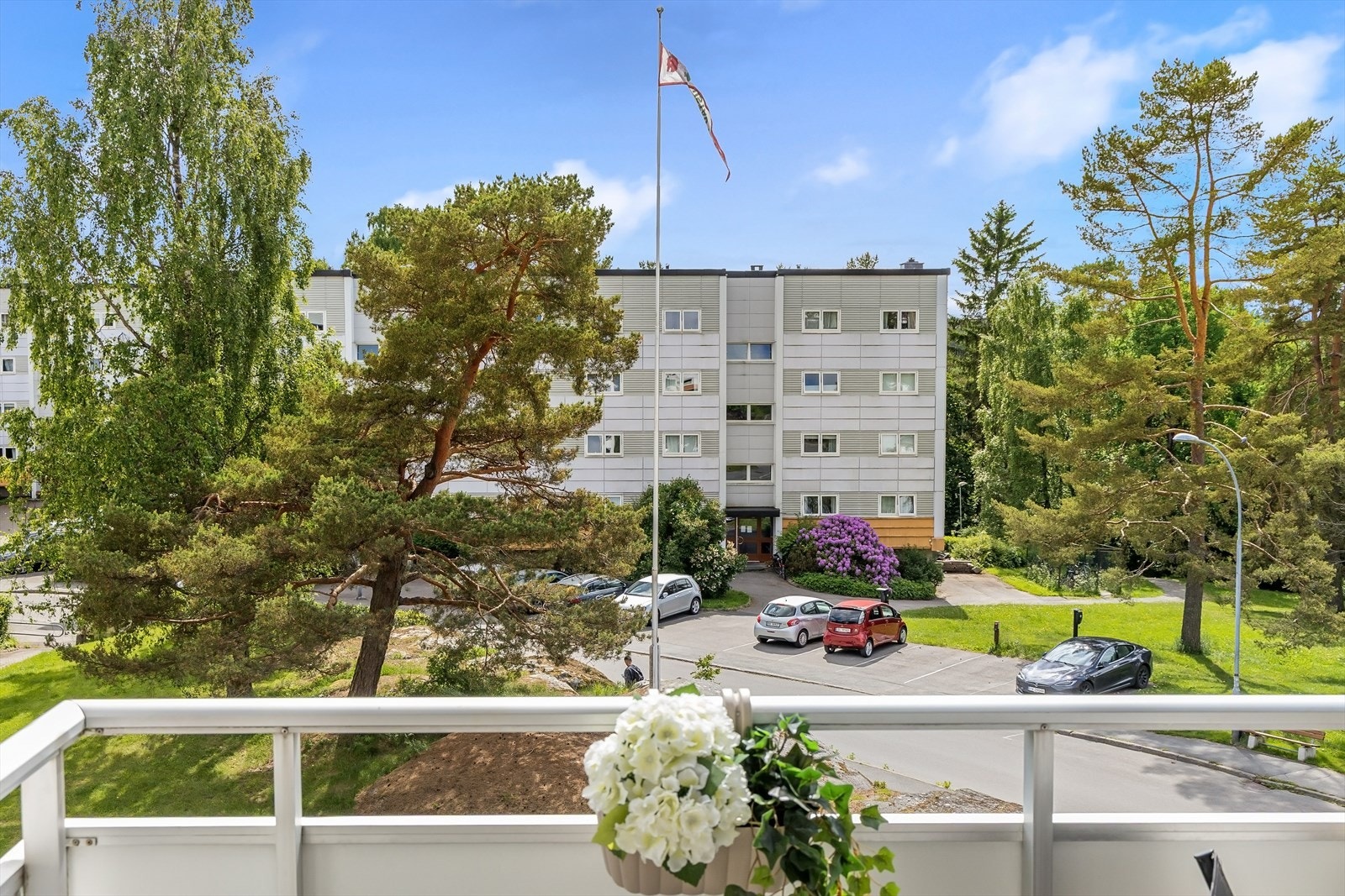 Herlig utsyn fra balkongen i grønne og skjermede omgivelser. Her kan du nyte gode solforhold og sene sommerkvelder. Galleribilde