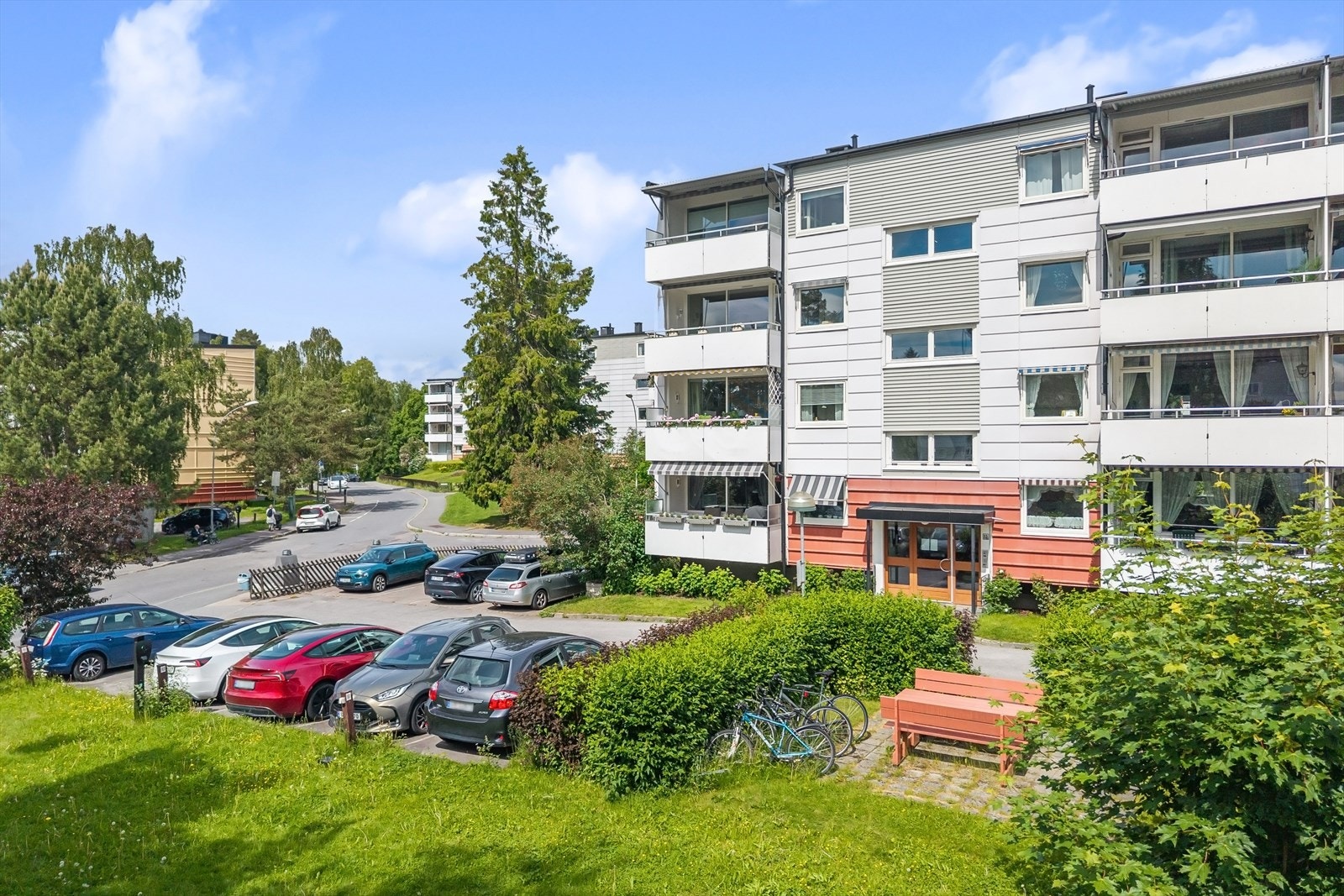 Fra leiligheten er det kort vei til kollektivtilbud, butikker, idrettsanlegg, barnehager og skoler, samtidig som Østmarka ligger rett utenfor døren. Galleribilde
