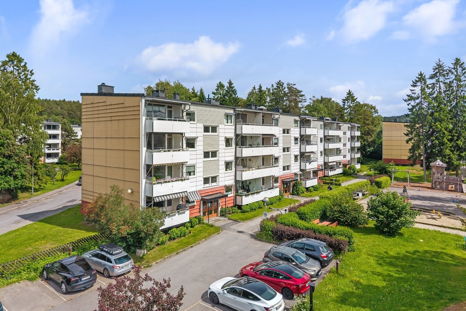 Rustadgrenda ligger i et veletablert og familievennlig boligområde med nærhet til natur, servicetilbud og gode kommunikasjonsmuligheter. Galleribilde