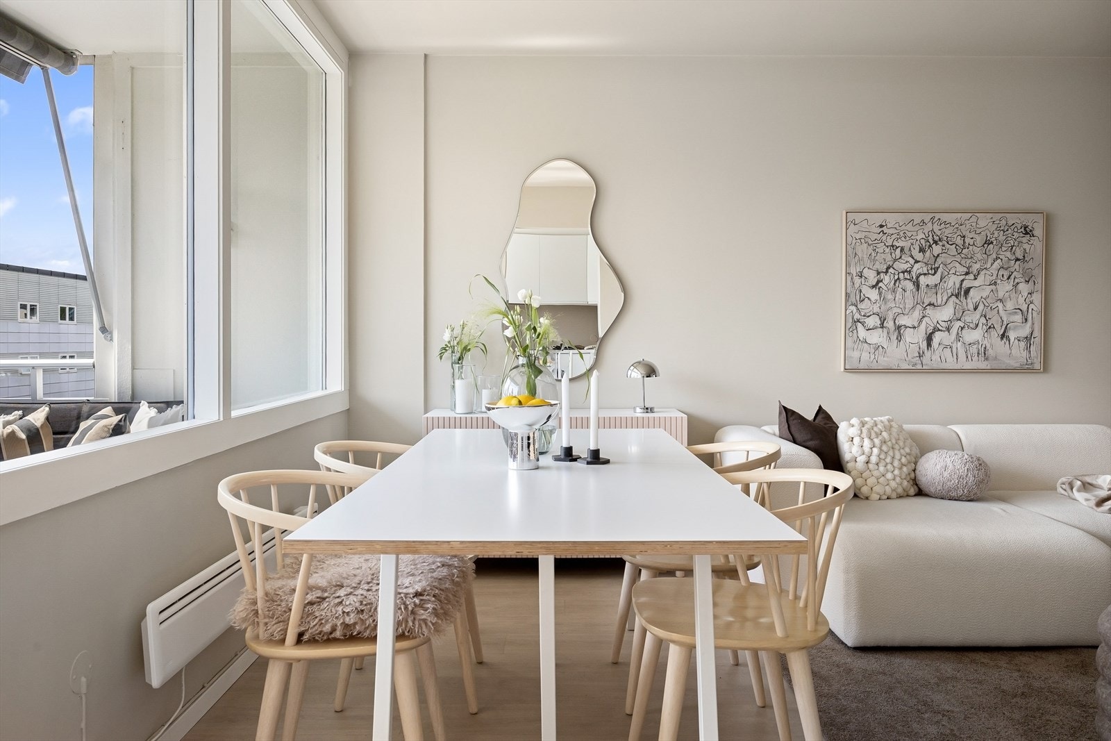 Stuen har god plass til en romslig spisegruppe. Galleribilde