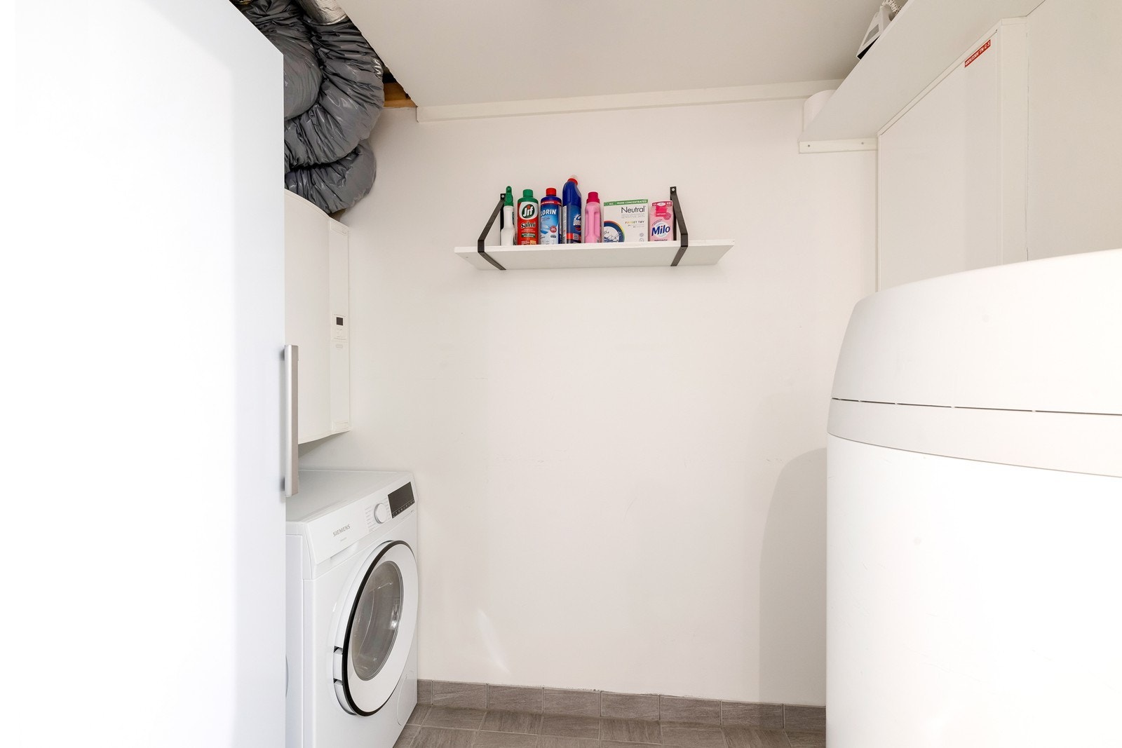Innenfor badet finner du vaskerom/teknisk rom. Galleribilde