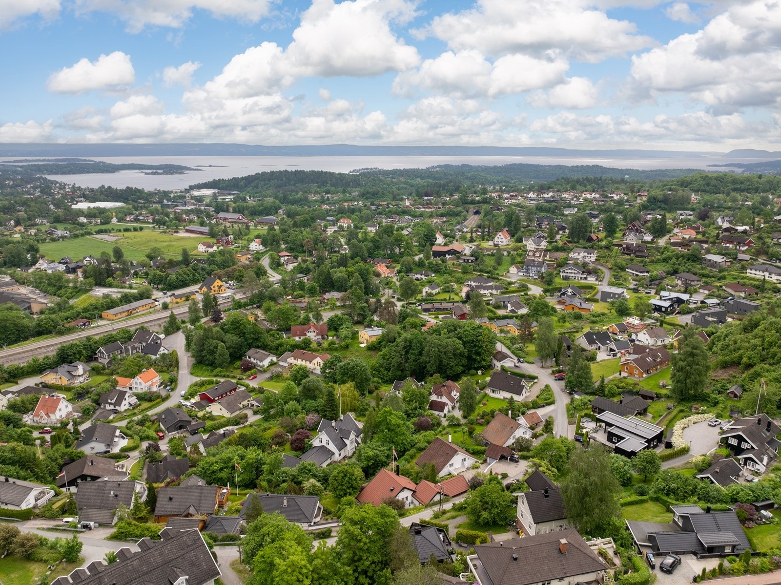 Oversikt over det veletablerte nabolaget på Hvalstad. Galleribilde