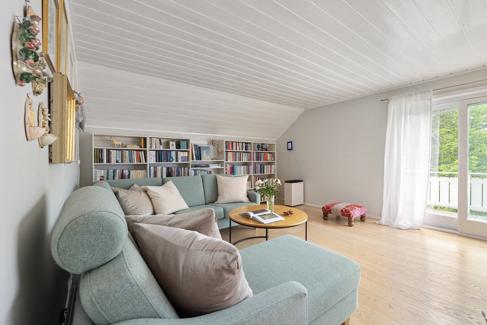 Stuen har flere soner, med god plass til en romslig sofagruppe. Galleribilde