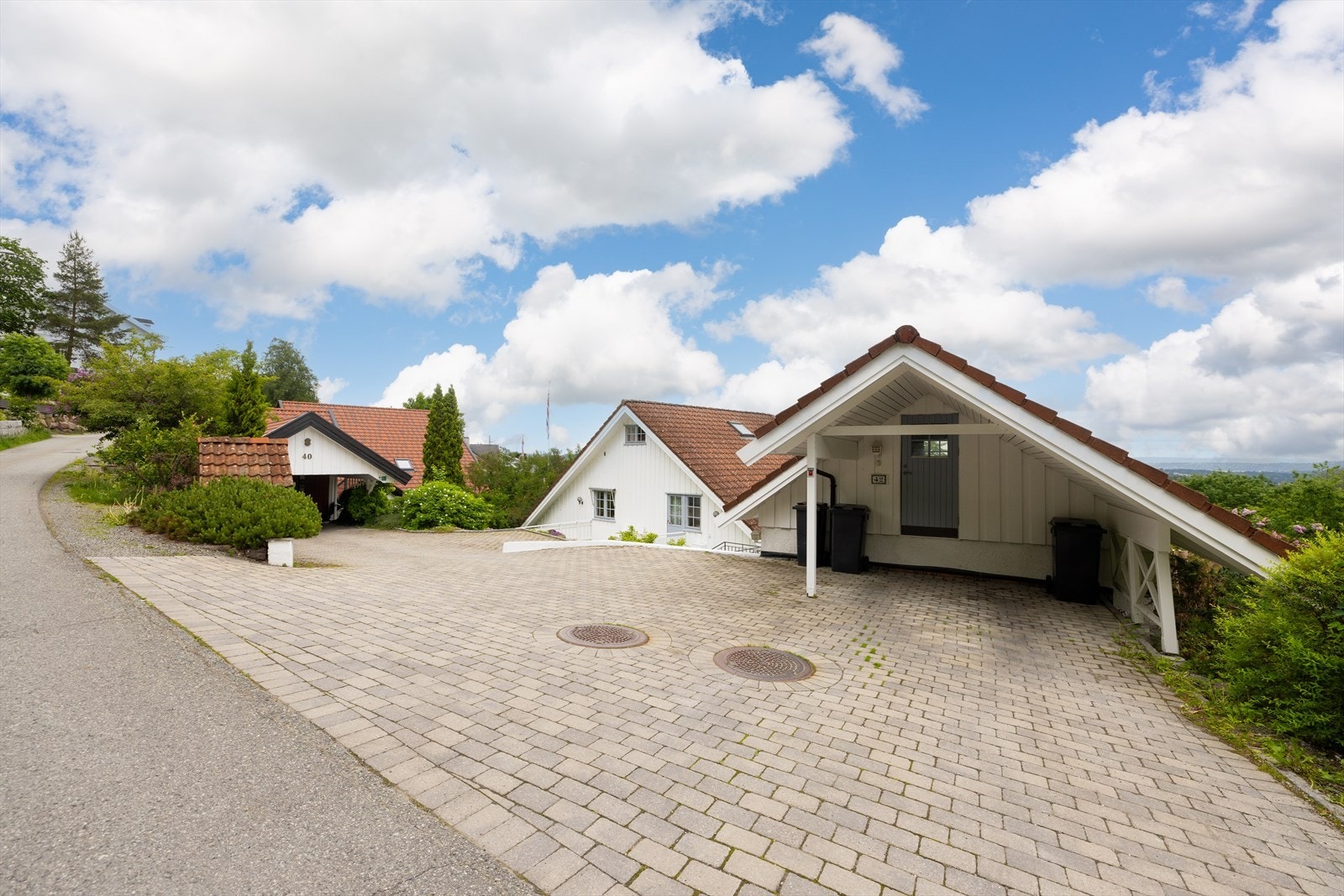 I tillegg til garasje er det en praktisk carport og biloppstillingsplasser på tomten. Galleribilde