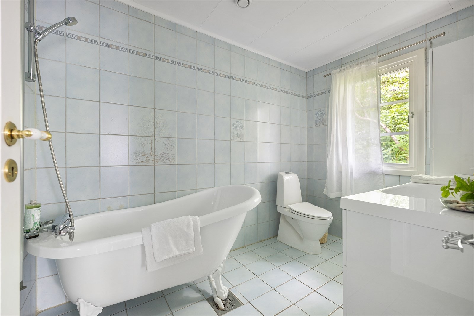 Det ene av to bad i sokkeletasjen, utstyrt med badekar og elektriske varmekabler i gulvet. Galleribilde