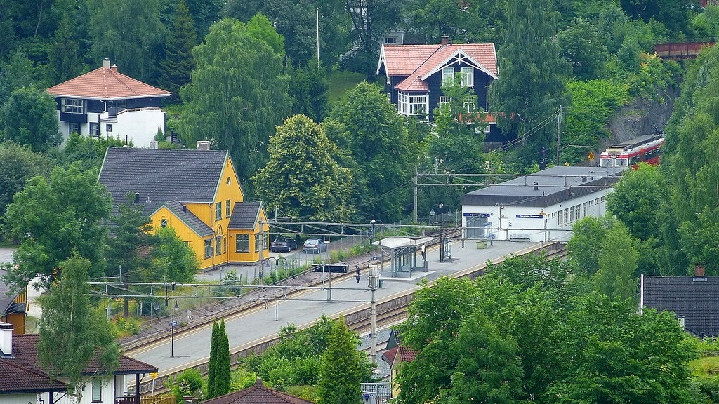 Hvalstad stasjon ligger kun en kort spasertur unna, med hyppige avganger til Oslo S på omtrent 25 minutter. Galleribilde