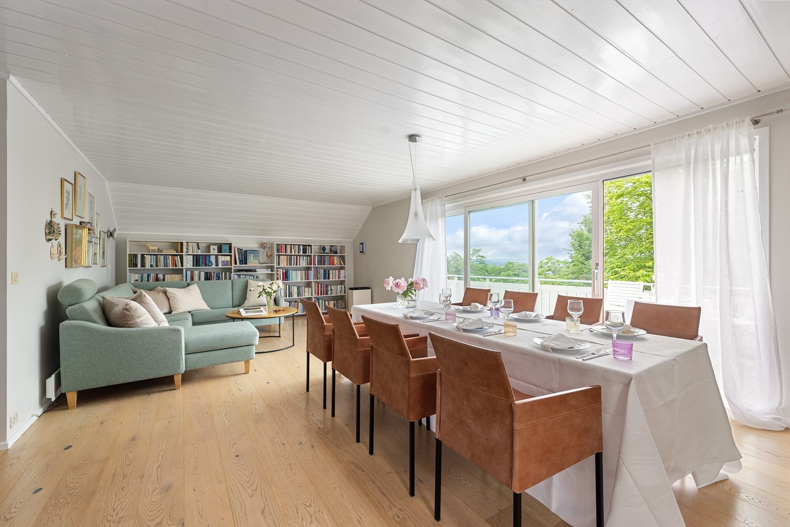 Stor og flott stue med god takhøyde opp til mønet og med herlig luftig utsikt Galleribilde