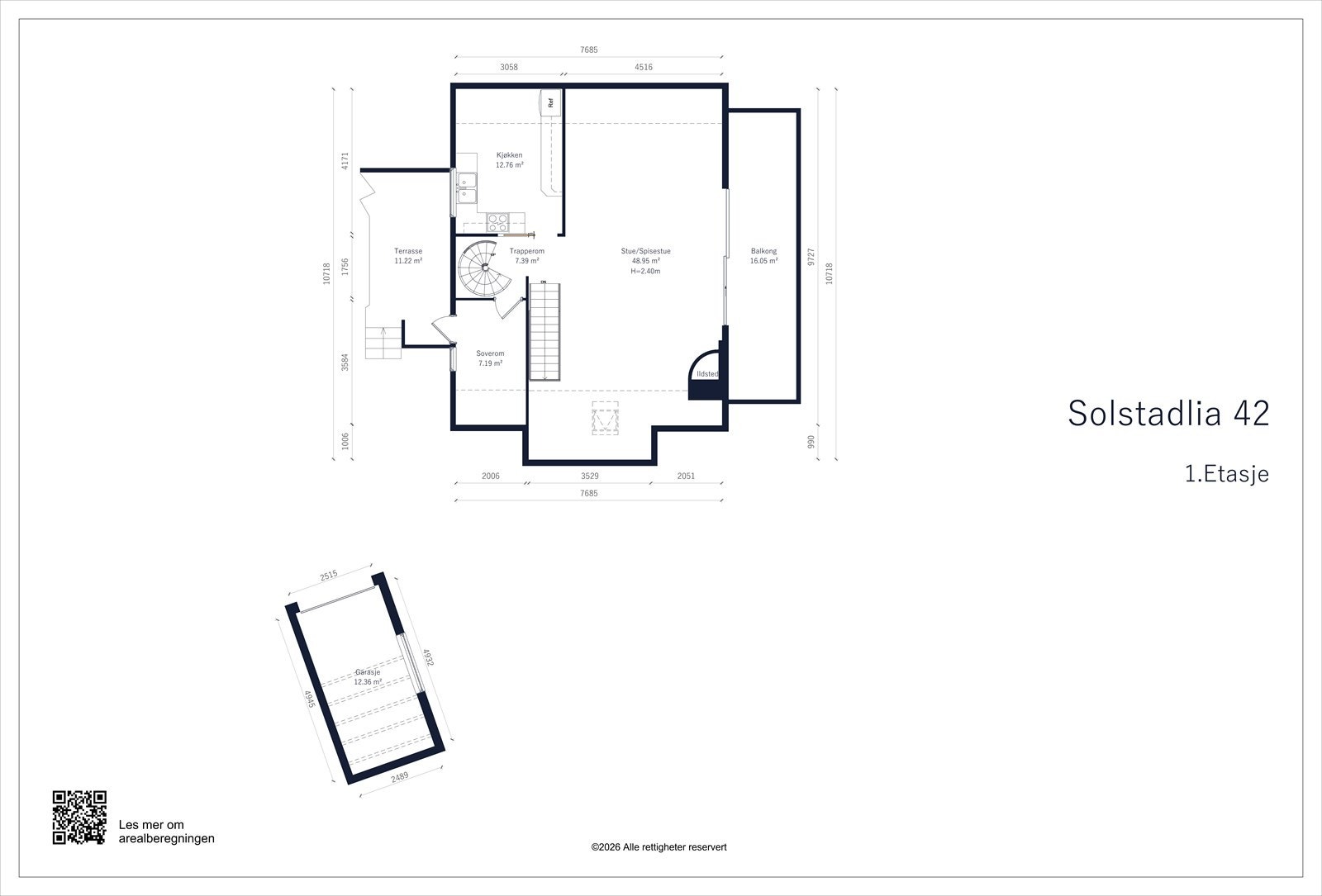 Første etasje samler de sosiale sonene med en stor stue/spisestue, spisekjøkken og et fjerde soverom. Galleribilde