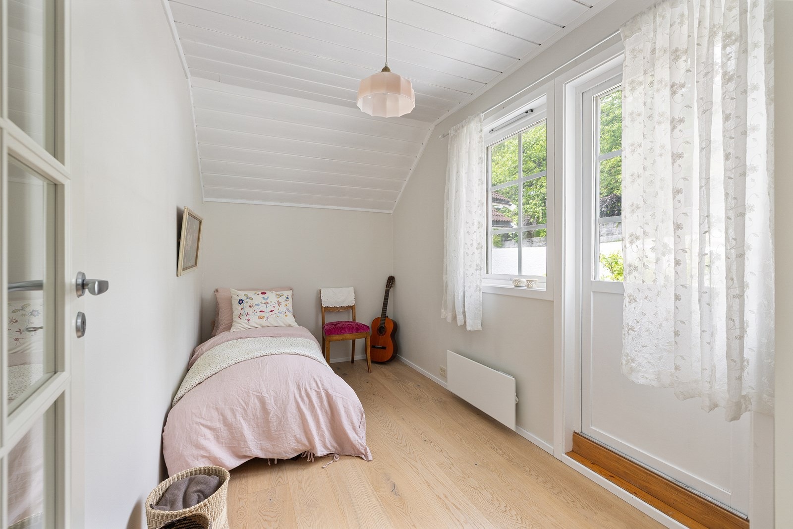 Soverommet i første etasje har direkte utgang til en egen terrasse / gårdsplass. Galleribilde